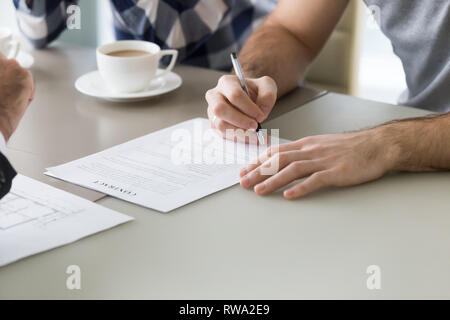 Familie Paar unterzeichnen Vertrag mit Realtor Hypothek bei der Bank treffen Stockfoto