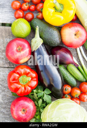 Satz von verschiedenen Gemüse und Früchte auf Holzmöbeln im Landhausstil Oberfläche, Ansicht von oben. Von oben, Ansicht von oben. Stockfoto