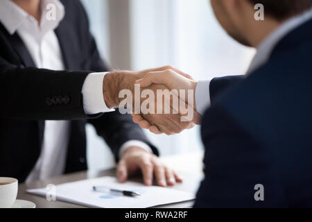 Detailansicht der männlichen Händen in der Sitzung zu behandeln Schütteln Stockfoto