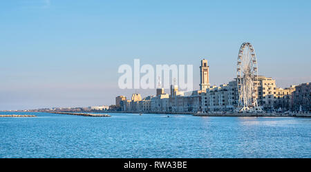 Panoramablick auf Riesenrad an der Küste von Bari, Apulien, Italien. Apulien. Panorama Stockfoto