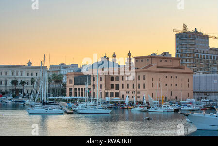 Meerblick von Teatro Margherita Theater in der Innenstadt von Bari, die Hauptstadt der Metropole Bari und der Region Apulien. Apulien, Italien Stockfoto