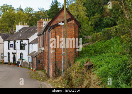 Auf Talybont Usk, Powys, Wales, Großbritannien - Oktober 05, 2017: Ein schmales Haus auf der Hauptstraße (B 4558). Stockfoto