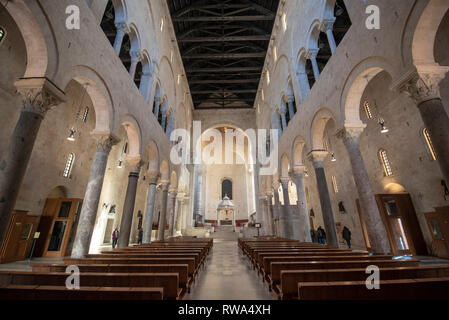 Bari, Apulien, Italien - im Inneren der Kathedrale (Italienisch: Duomo di Bari oder Chiesa Basilika Kathedrale Metropolitana di San Sabino) in Apulien Stockfoto