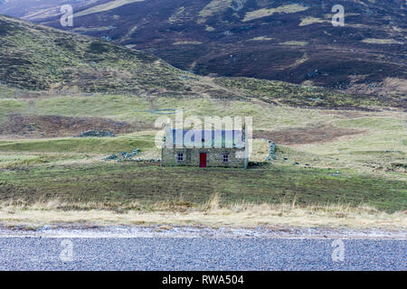 Alten, verlassenen traditionellen crofters Croft Cottage im Cairngorms, Glenshee, Scottish Highlands, Schottland, UK Stockfoto