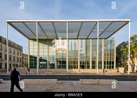 Das Carré d'Art in Nîmes ist ein Museum für zeitgenössische Kunst und die städtische Bibliothek in der Stadt Nimes, Frankreich Stockfoto
