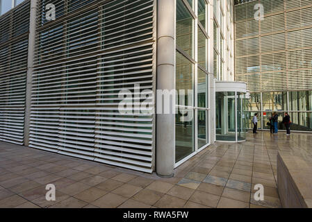 Das Carré d'Art in Nîmes ist ein Museum für zeitgenössische Kunst und die städtische Bibliothek in der Stadt Nimes, Frankreich Stockfoto