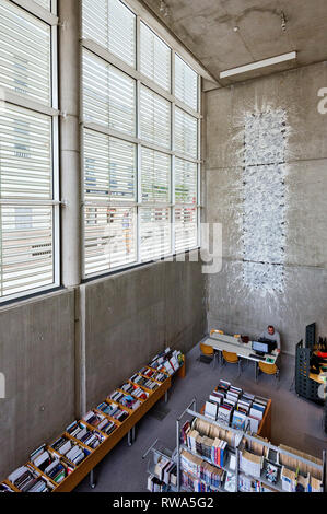 Das Carré d'Art in Nîmes ist ein Museum für zeitgenössische Kunst und die städtische Bibliothek in der Stadt Nimes, Frankreich Stockfoto
