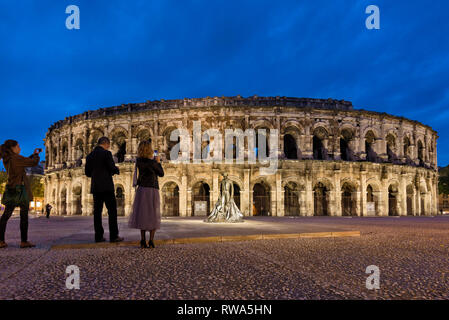 Antike Arenen, historischen Römischen Amphitheater bei Nacht, in Nîmes, Provence, Frankreich Stockfoto