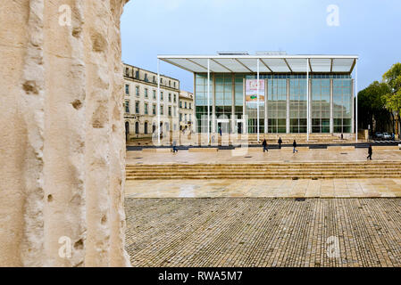 Das Carré d'Art in Nîmes ist ein Museum für zeitgenössische Kunst und die städtische Bibliothek in der Stadt Nimes, Frankreich Stockfoto
