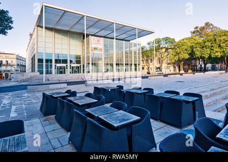 Das Carré d'Art in Nîmes ist ein Museum für zeitgenössische Kunst und die städtische Bibliothek in der Stadt Nimes, Frankreich Stockfoto