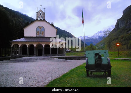 Timau, Karnischen Alpen, Italien. In der Timau Beinhaus Es gibt zahlreiche Spuren von Soldaten tot auf dem Carnian Front während des Ersten Weltkrieges. Sie sind 1763 gesunken, 298 unbekannten Italiener plus 65 Austro-Hungarians aus kleinen Berg Friedhöfe. Das beinhaus wurde zwischen 1936 und 1939 auf Geheiß der Priester Don Titta Bulfon errichtet. Stockfoto