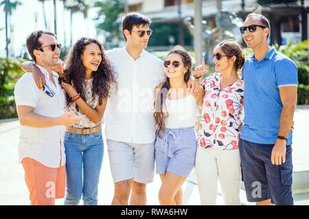 Sechs Freunde wandern, nehmen, lachen und Spaß haben, während des Tages in der städtischen Umgebung, Portugal Stockfoto