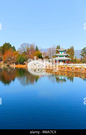 Weiße Brücke und chinesische Pagode, Deyue Pavillon, Black Dragon See, Pool des Schwarzen Drachens, Weltkulturerbe der UNESCO, Lijiang Stockfoto