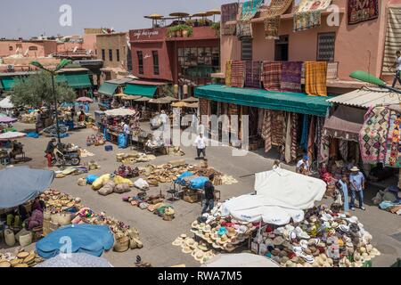 Teppiche und Korbmacherwaren im Basar, Marrakesch, Marokko Stockfoto