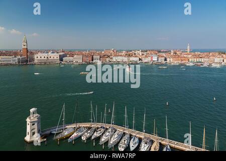 Blick auf die Stadt mit Leuchtturm in der Marina auf der Insel San Giorgio Maggiore, Canale grande, Venedig, Venetien, Italien Stockfoto