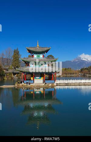 Chinesische Pagode, Deyue Pavillon, in schwarzer Drache See, Pool des Schwarzen Drachens, Jade Dragon Mountain im Hintergrund reflektiert Stockfoto