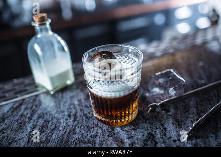 White Russian cocktail Drink an barcounter in Night Club oder Restaurant. Stockfoto