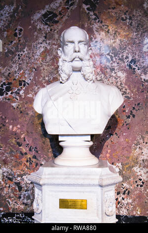 Kaiser Franz (Franz) Joseph I. von Österreich Marmorbüste von deutschen Bildhauers Caspar von Zumbusch im Kunsthistorischen Museum in Wien, Österreich, teil. Stockfoto