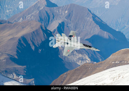 Die Axalp Feuerkraft Demonstration der Schweizer Luftwaffe ist das am meisten beeindruckende Feuerkraft im alpinen Gelände und von Tausenden von spe besucht. Stockfoto