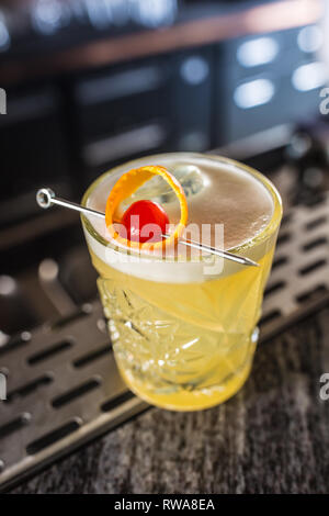 Cocktail Whiskey Sour an barcounter in Night Club oder Restaurant. Stockfoto