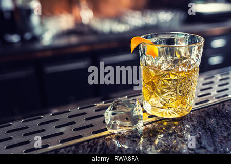 Cocktail trinken altmodisch an barcounter in Night Club oder Restaurant. Stockfoto