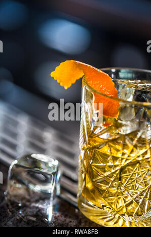 Cocktail trinken altmodisch an barcounter in Night Club oder Restaurant. Stockfoto