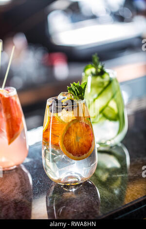 Baum bunte Gin Tonic Cocktails im Glas auf der Theke in Pup oder Restaurant. Stockfoto