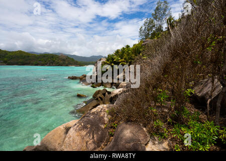 Blick auf Moyenne Island von St. Anne Marine Nationalpark, auf der Insel Mahe, Seychellen Stockfoto