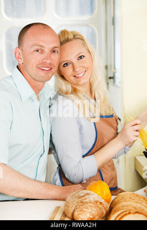 Paar, gemeinsames Kochen in der Küche Stockfoto