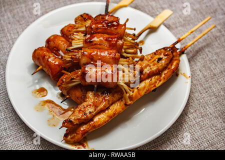Mala ist gegrilltes Fleisch (Rind, Schwein, Hühner oder Pilze) mit Chilisauce und chinesische Hot würzigen Kraut, Street Food. Stockfoto