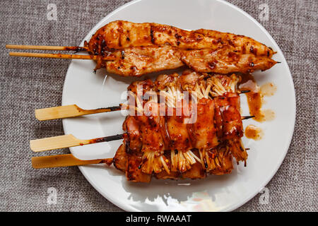 Mala ist gegrilltes Fleisch (Rind, Schwein, Hühner oder Pilze) mit Chilisauce und chinesische Hot würzigen Kraut, Street Food. Stockfoto