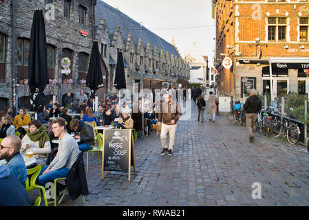 GENT, Belgien - 17. FEBRUAR 2019: Cafés und Restaurants mit Urlaubern im Stadtzentrum Stockfoto