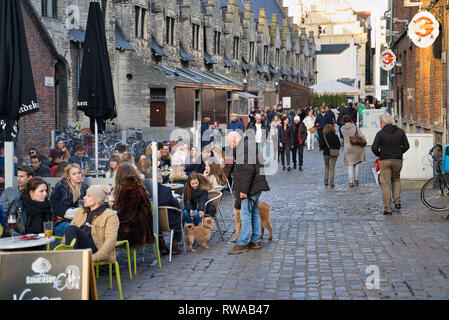 GENT, Belgien - 17. FEBRUAR 2019: Cafés und Restaurants mit Urlaubern im Stadtzentrum Stockfoto