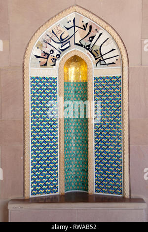 Alkoven der Islamischen design in der Sultan Qaboos Grand Mosque, Muscat Oman. Stockfoto