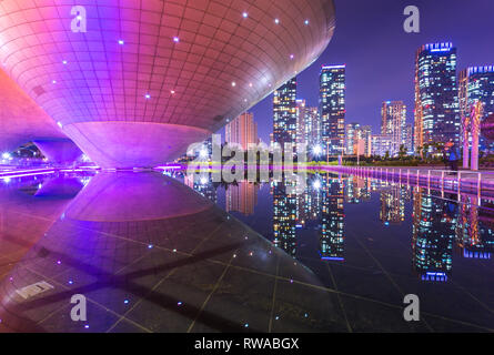 Incheon, Südkorea - 17. Mai 2015: Tri-Schüssel Gebäude am Central Park Songdo im Bezirk, Incheon, Südkorea. Stockfoto