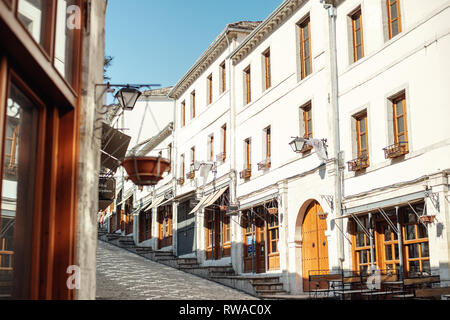 In Pogradec, Albanien - März 2019: Innenstadt von Gjirokaster, ein UNESCO-Weltkulturerbe im Süden Albaniens, der alten osmanischen Basar Stockfoto