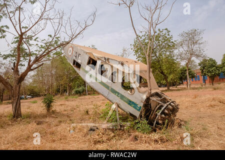 Luftfahrt in Afrika: Ein Baum wächst durch das Wrack eines alten Max Holste Broussar Flugzeuge in Ouagadougou, der Hauptstadt von Burkina Faso in Westafrika Stockfoto