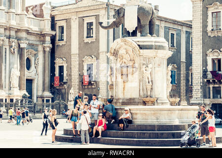 Catania, Sizilien, Italien - 16 August, 2018: die Menschen in der Nähe von berühmten Wahrzeichen, dem Monument der Elefanten Brunnen (Fontana dell'Elefante) auf dem Hauptplatz Piazza Stockfoto