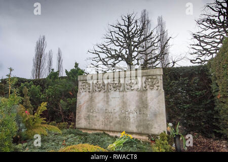 Das Grab von Gabreille "Coco" Chanel in der Cimetière du Bois-de-Vaux Friedhof in Lausanne, Waadt, Schweiz mit fünf steinernen Löwen auf dem Grabstein Stockfoto