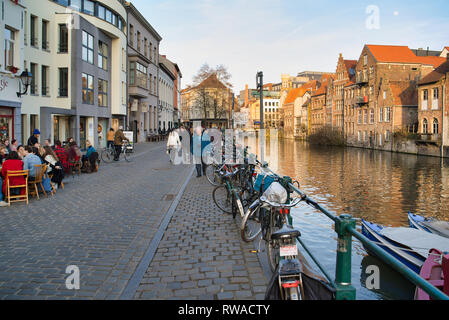 GENT, Belgien - 17. FEBRUAR 2019: City Quay mit historischen Gebäuden. Fahrräder durch den Zaun Stockfoto