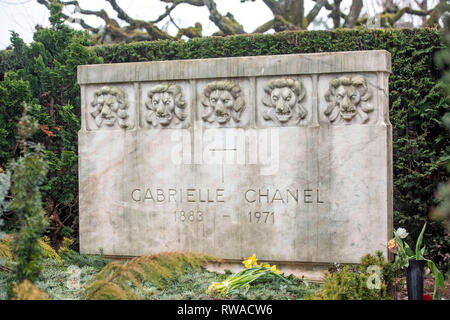 Das Grab von Gabreille "Coco" Chanel in der Cimetière du Bois-de-Vaux Friedhof in Lausanne, Waadt, Schweiz mit fünf steinernen Löwen auf dem Grabstein Stockfoto