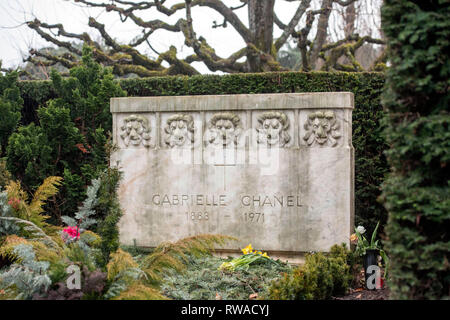 Das Grab von Gabreille "Coco" Chanel in der Cimetière du Bois-de-Vaux Friedhof in Lausanne, Waadt, Schweiz mit fünf steinernen Löwen auf dem Grabstein Stockfoto