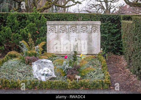 Das Grab von Gabreille "Coco" Chanel in der Cimetière du Bois-de-Vaux Friedhof in Lausanne, Waadt, Schweiz mit fünf steinernen Löwen auf dem Grabstein Stockfoto