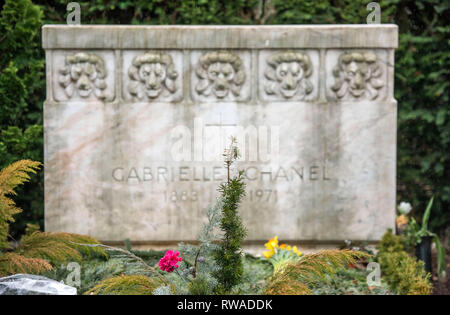 Das Grab von Gabreille "Coco" Chanel in der Cimetière du Bois-de-Vaux Friedhof in Lausanne, Waadt, Schweiz mit fünf steinernen Löwen auf dem Grabstein Stockfoto