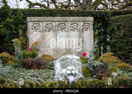 Das Grab von Gabreille "Coco" Chanel in der Cimetière du Bois-de-Vaux Friedhof in Lausanne, Waadt, Schweiz mit fünf steinernen Löwen auf dem Grabstein Stockfoto