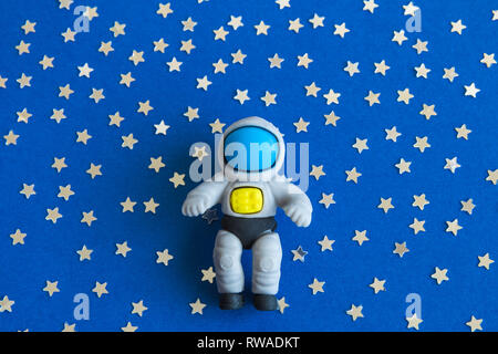 Astronaut im Weltraum minimal kreatives Konzept. Stockfoto