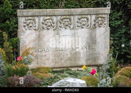 Das Grab von Gabreille "Coco" Chanel in der Cimetière du Bois-de-Vaux Friedhof in Lausanne, Waadt, Schweiz mit fünf steinernen Löwen auf dem Grabstein Stockfoto