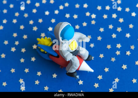 Astronaut sitzen auf Rakete im Raum minimal kreatives Konzept. Stockfoto