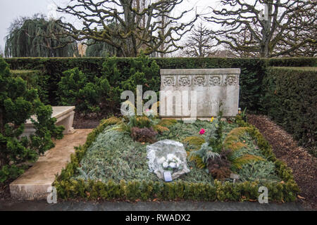 Das Grab von Gabreille "Coco" Chanel in der Cimetière du Bois-de-Vaux Friedhof in Lausanne, Waadt, Schweiz mit fünf steinernen Löwen auf dem Grabstein Stockfoto