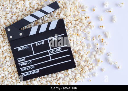 Flach der Klappe und Popcorn auf den Tisch Stockfoto